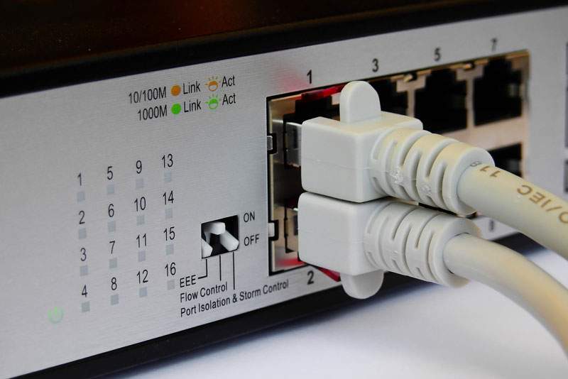 switch gigabit com cabos de rede plugados nele